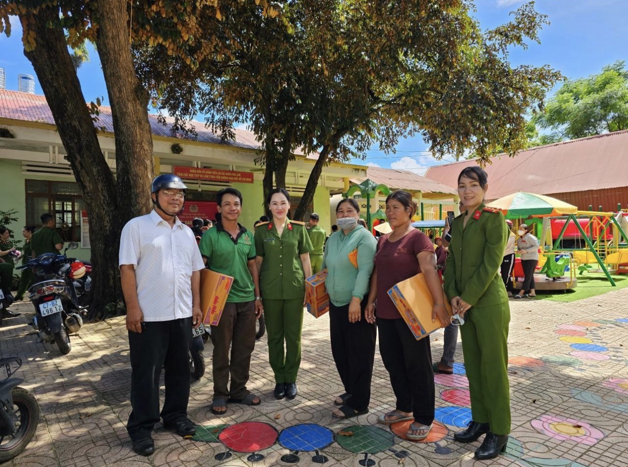 tặng nhu yếu phẩm